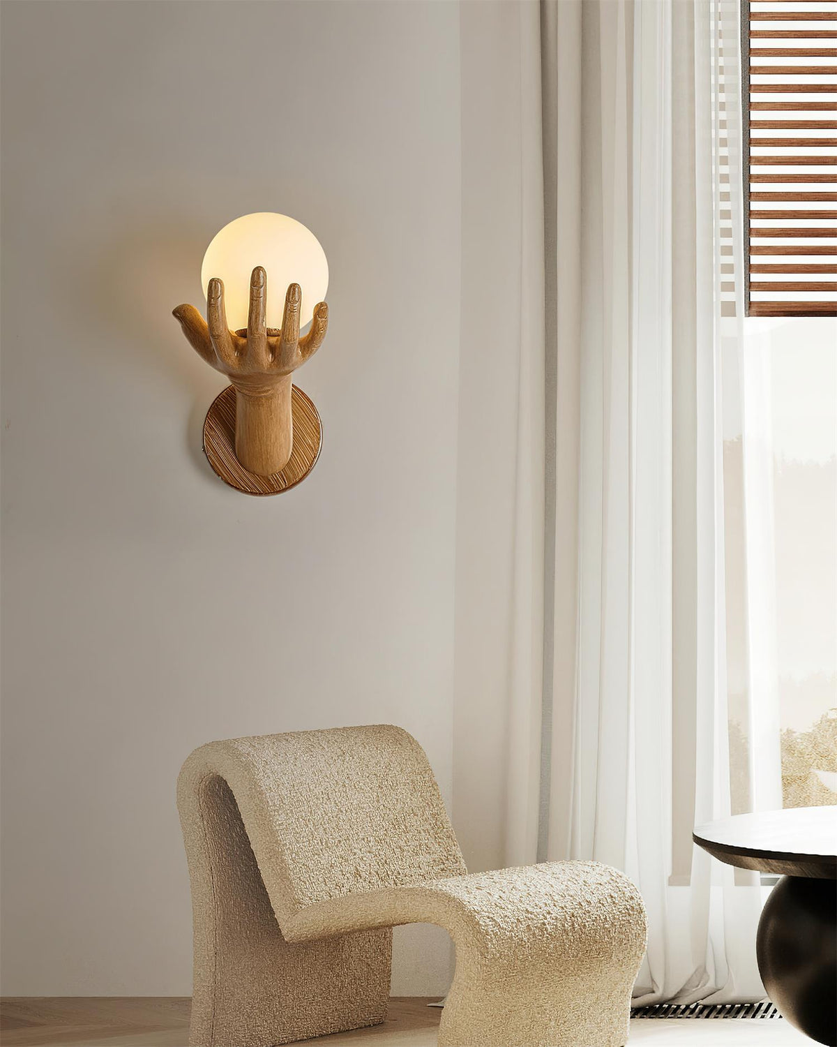 Wandlamp met polymer lichthuis, handvormige bolkap en houtnerf-afwerking