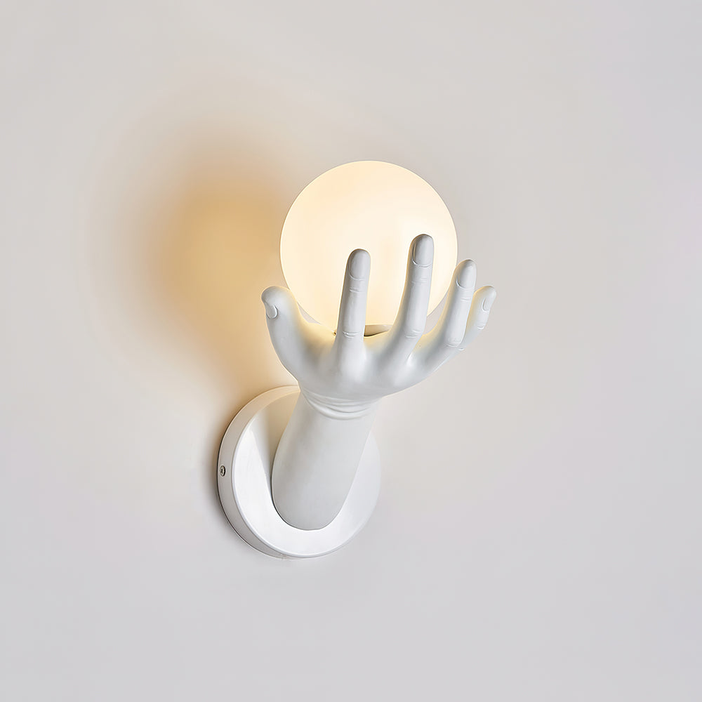 Wandlamp met polymer lichthuis, handvormige bolkap en houtnerf-afwerking