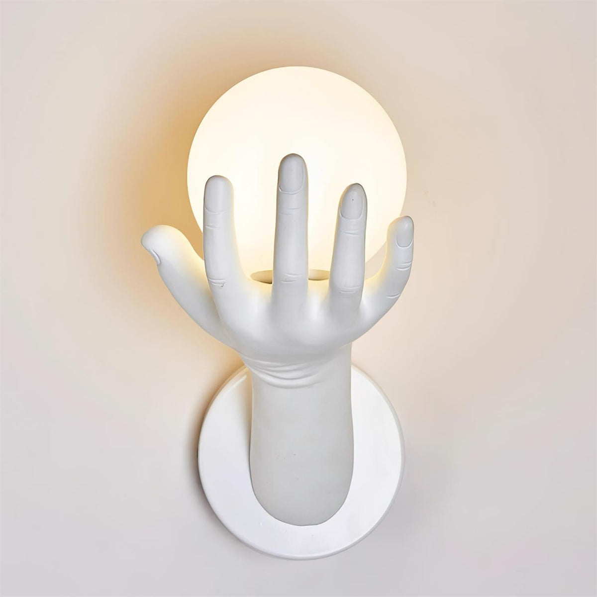Wandlamp met polymer lichthuis, handvormige bolkap en houtnerf-afwerking