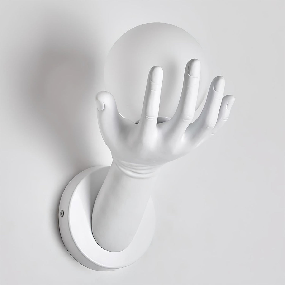 Wandlamp met polymer lichthuis, handvormige bolkap en houtnerf-afwerking