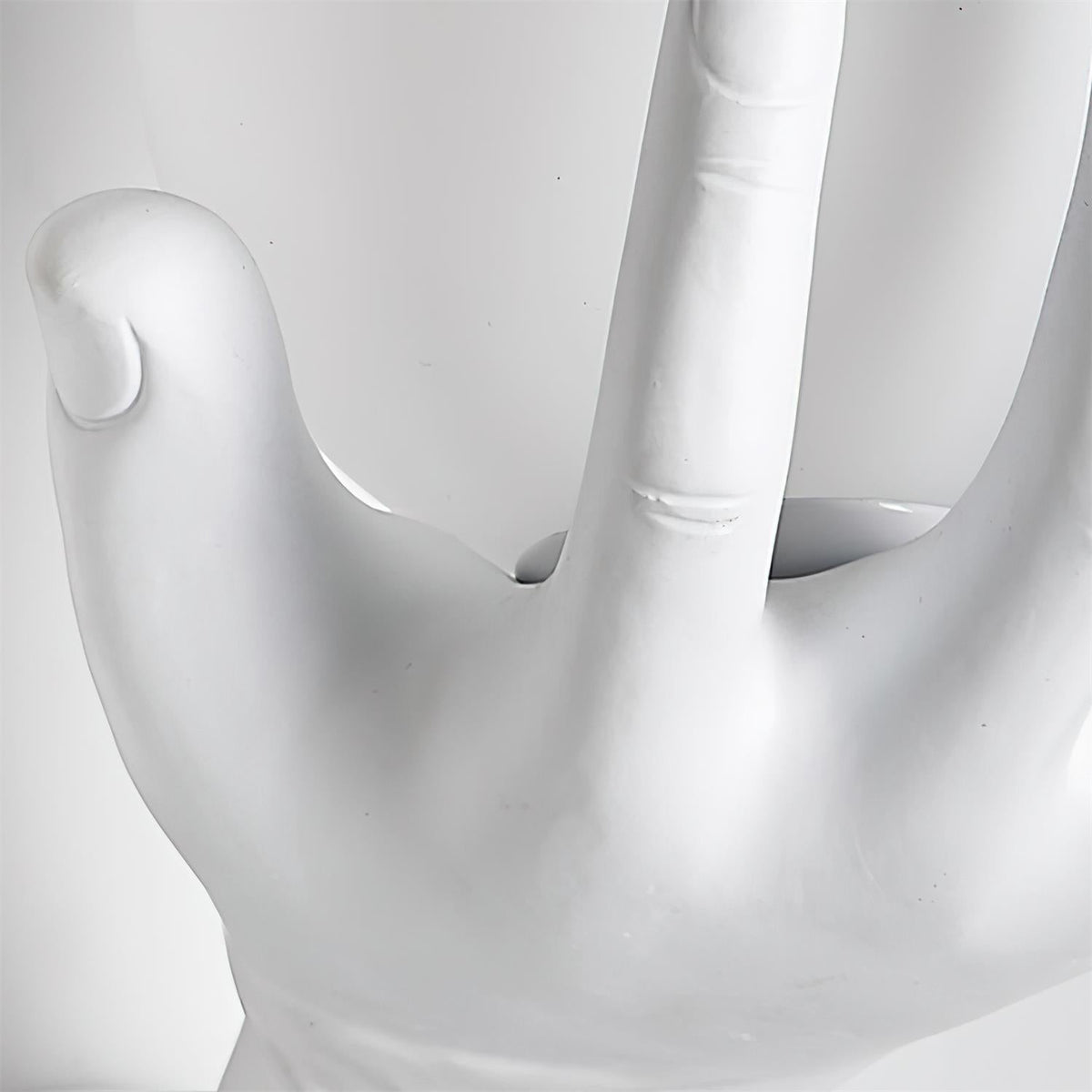 Wandlamp met polymer lichthuis, handvormige bolkap en houtnerf-afwerking