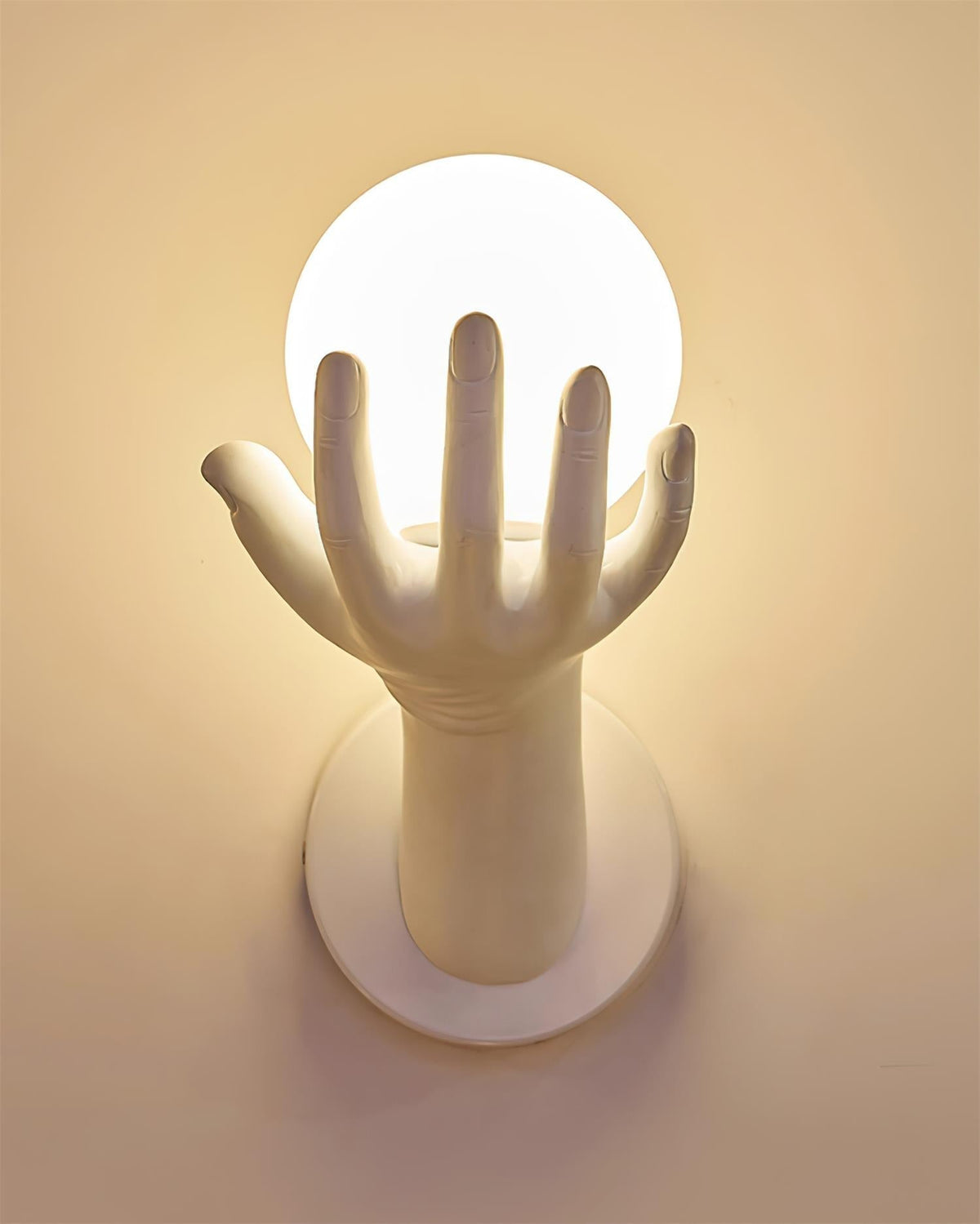 Wandlamp met polymer lichthuis, handvormige bolkap en houtnerf-afwerking