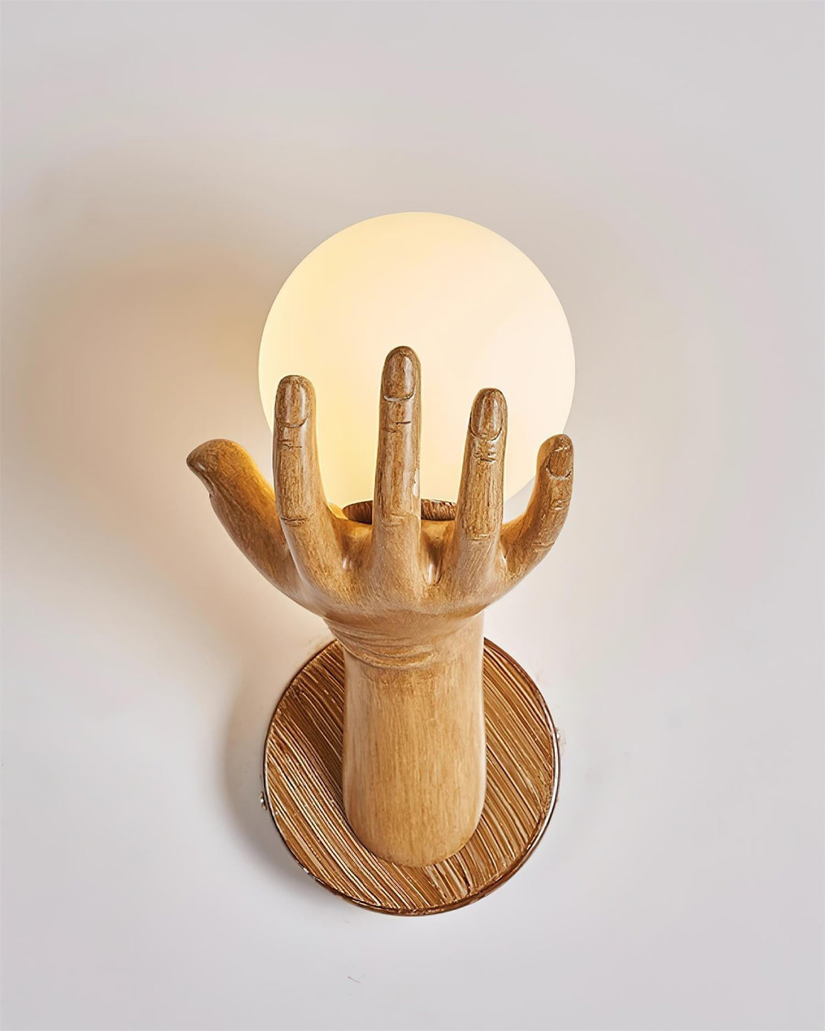 Wandlamp met polymer lichthuis, handvormige bolkap en houtnerf-afwerking