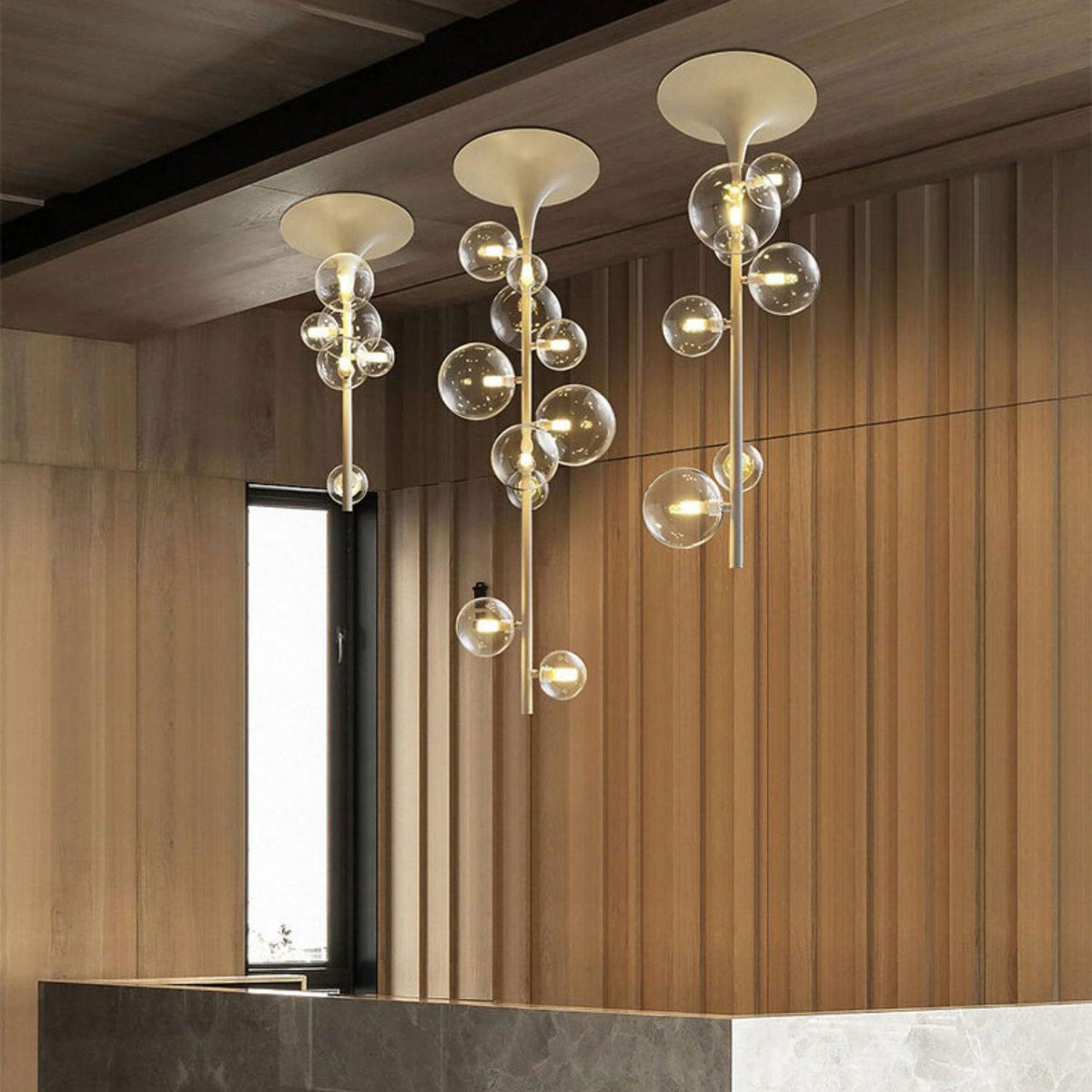 Celeina hanglamp van messing met cascaderend glas voor de gang