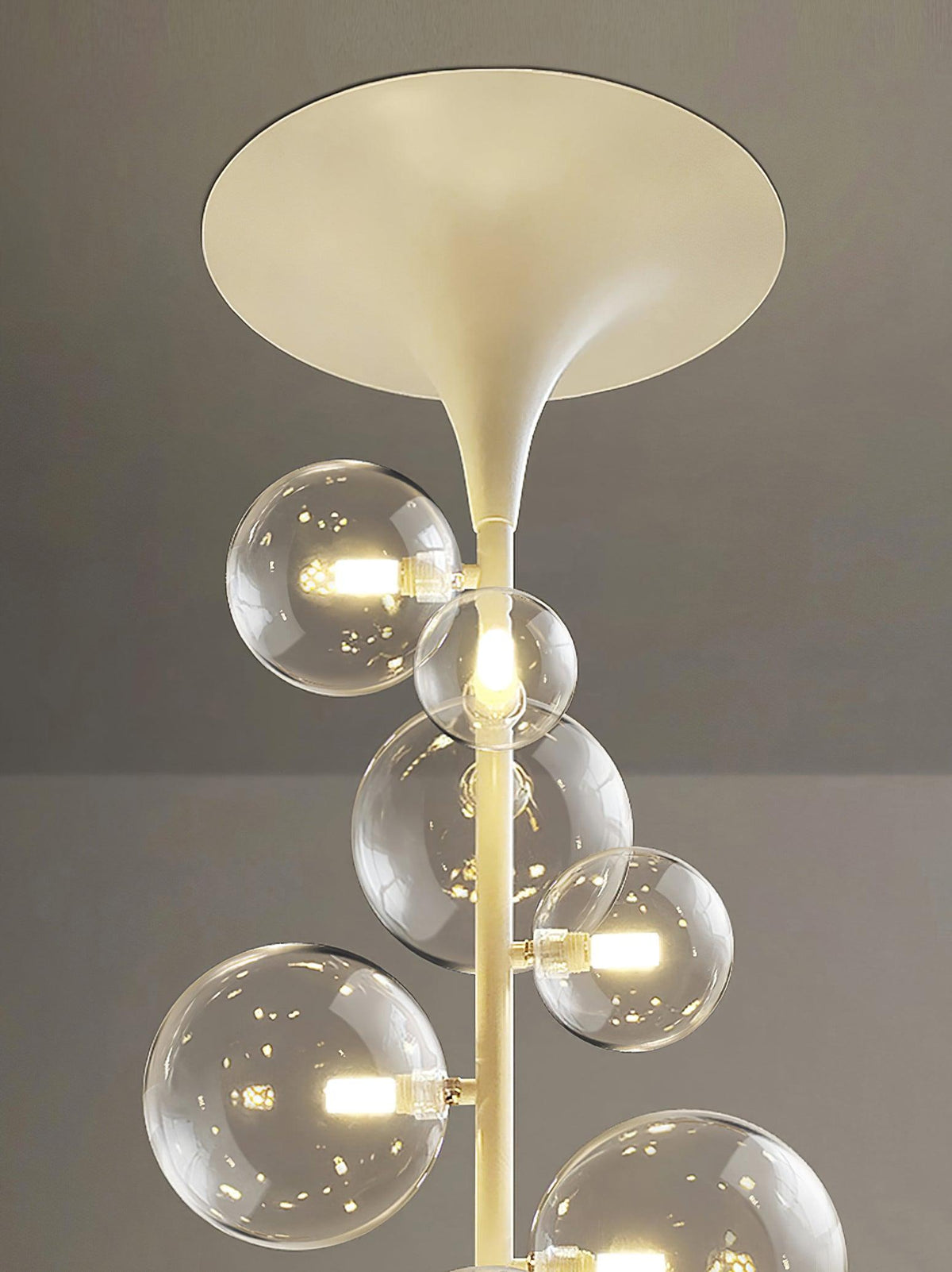 Celeina hanglamp van messing met cascaderend glas voor de gang