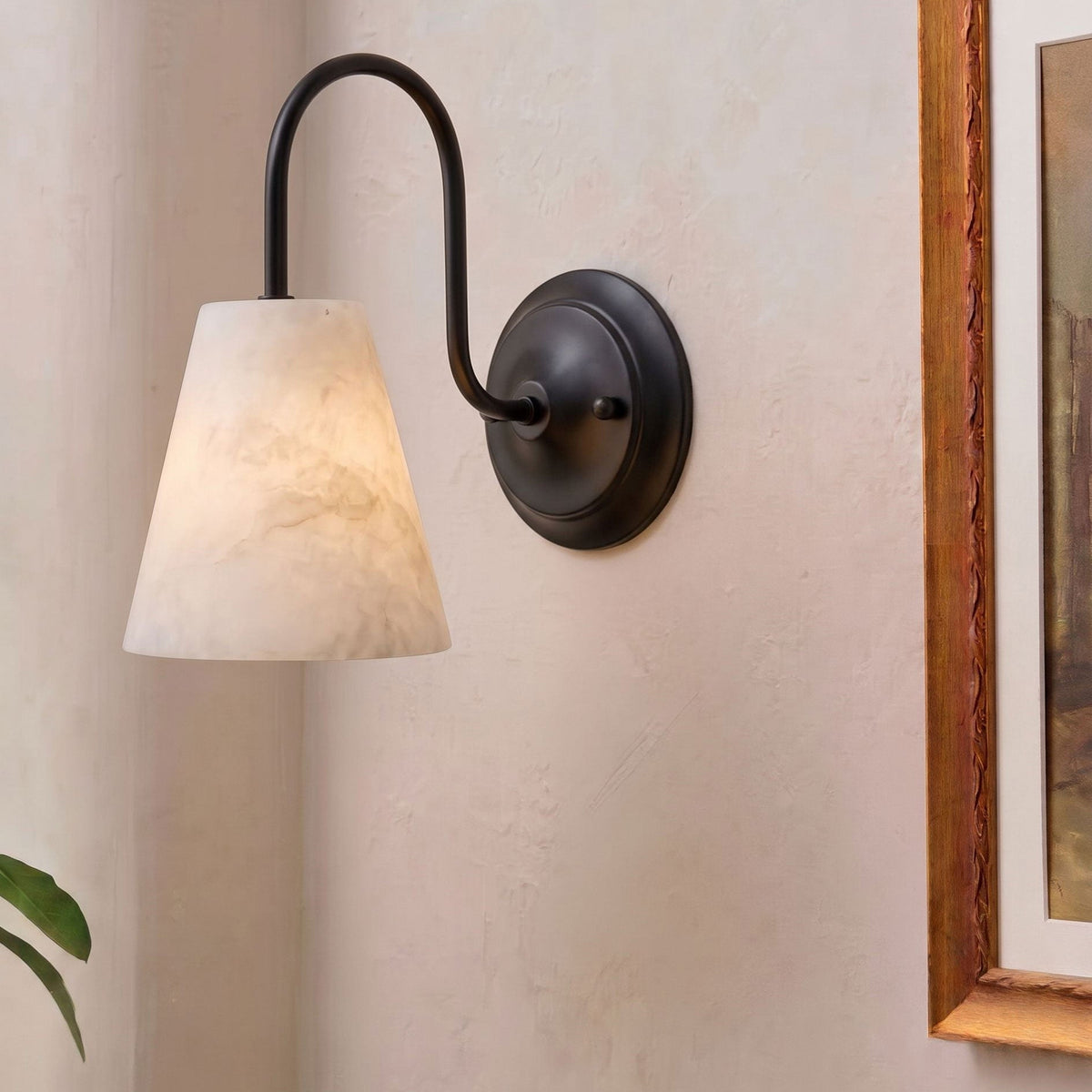 Yelmont albast wandlamp