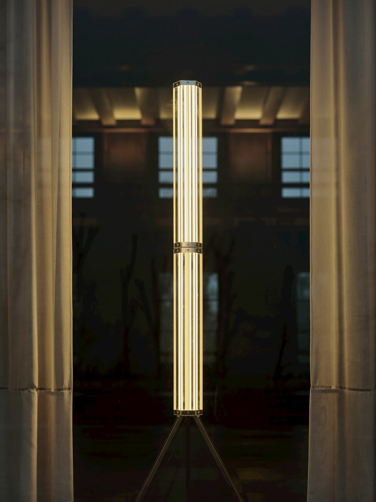 Hexagonal hanglamp van glas met chroomkader