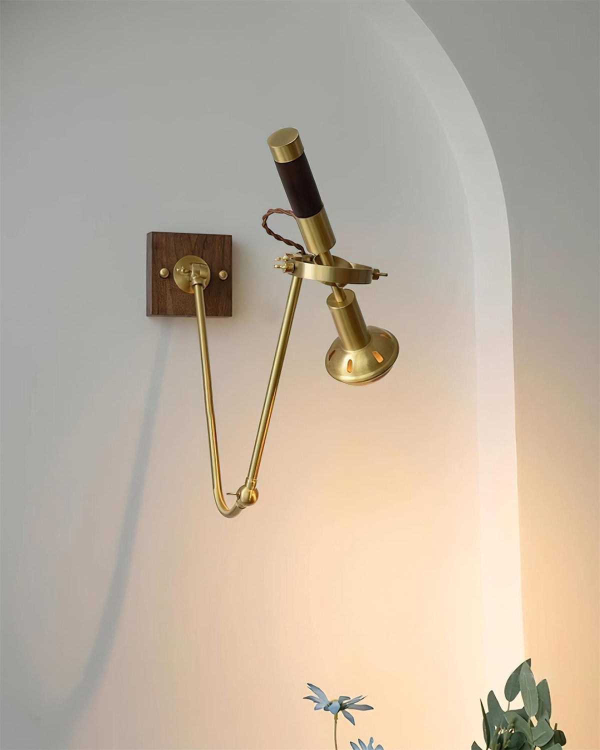 Verstelbare wandlamp van messing en walnoothout, vintage spotverlichting, industriële taakverlichting
