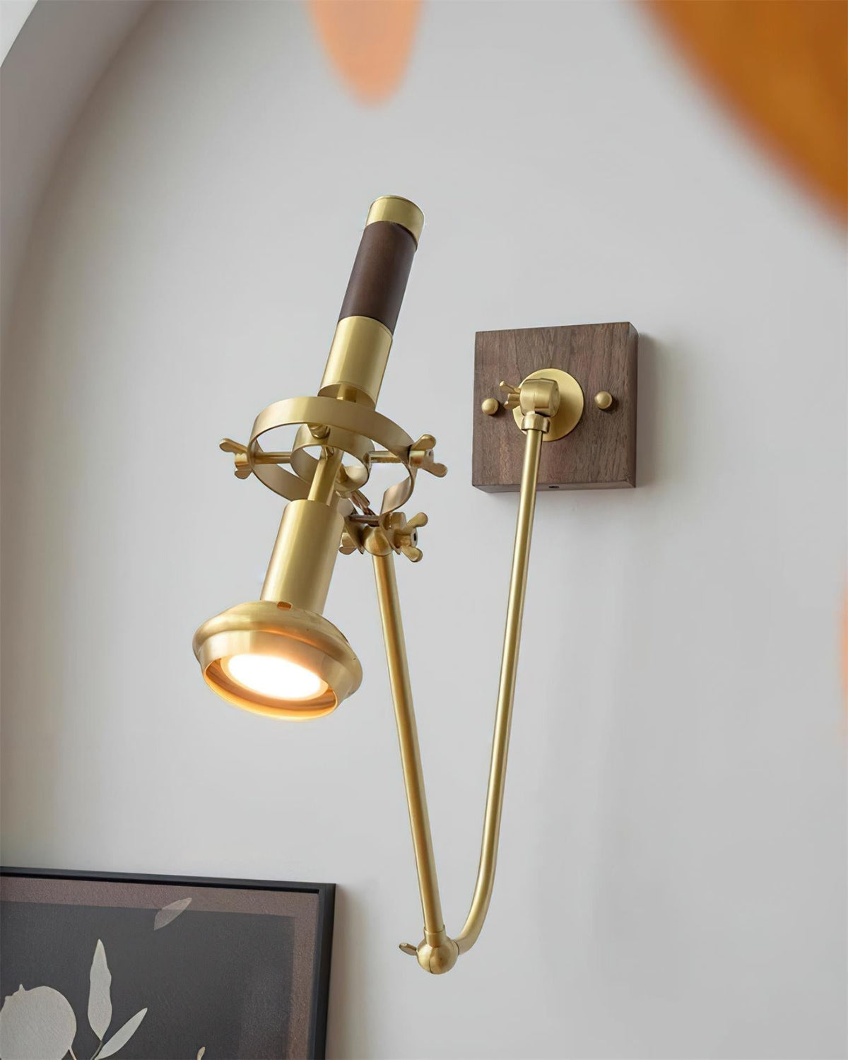 Verstelbare wandlamp van messing en walnoothout, vintage spotverlichting, industriële taakverlichting