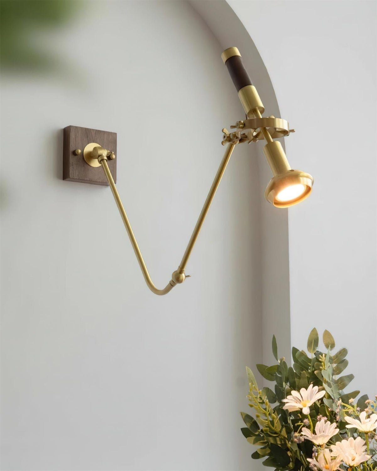 Verstelbare wandlamp van messing en walnoothout, vintage spotverlichting, industriële taakverlichting