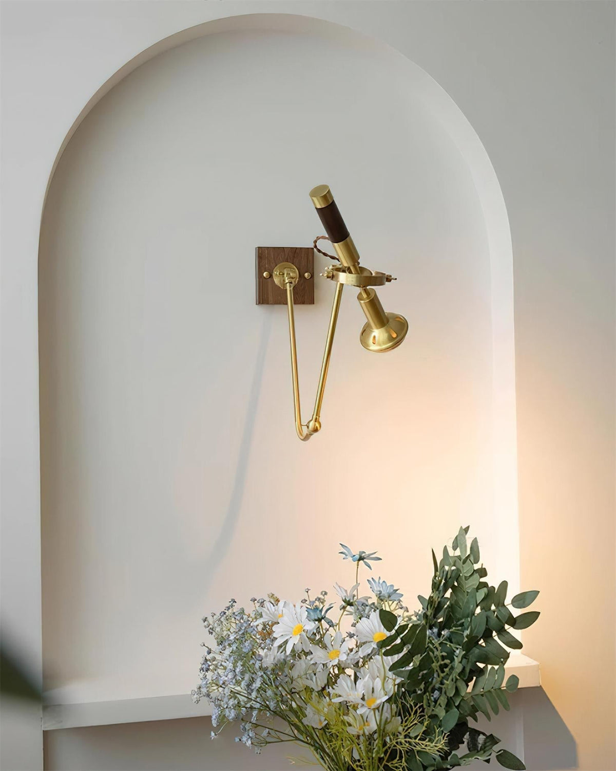 Verstelbare wandlamp van messing en walnoothout, vintage spotverlichting, industriële taakverlichting