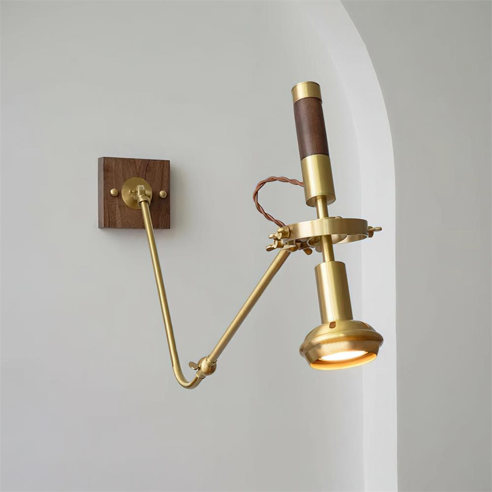 Verstelbare wandlamp van messing en walnoothout, vintage spotverlichting, industriële taakverlichting