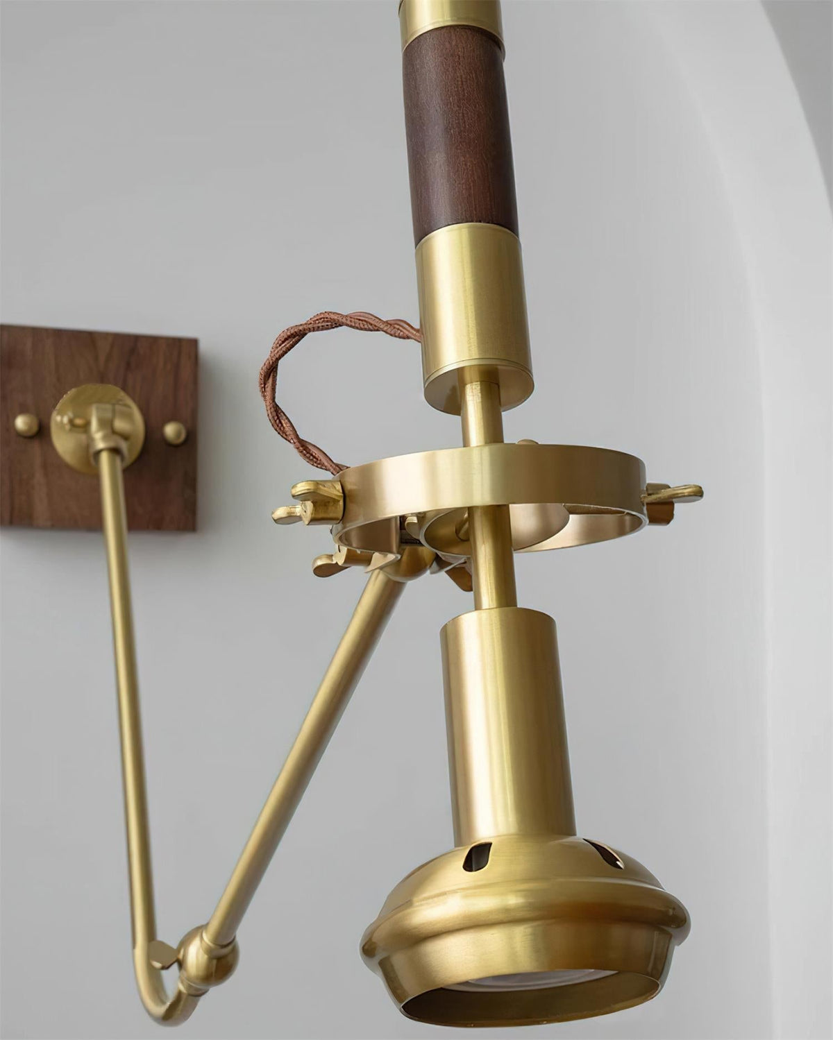 Verstelbare wandlamp van messing en walnoothout, vintage spotverlichting, industriële taakverlichting