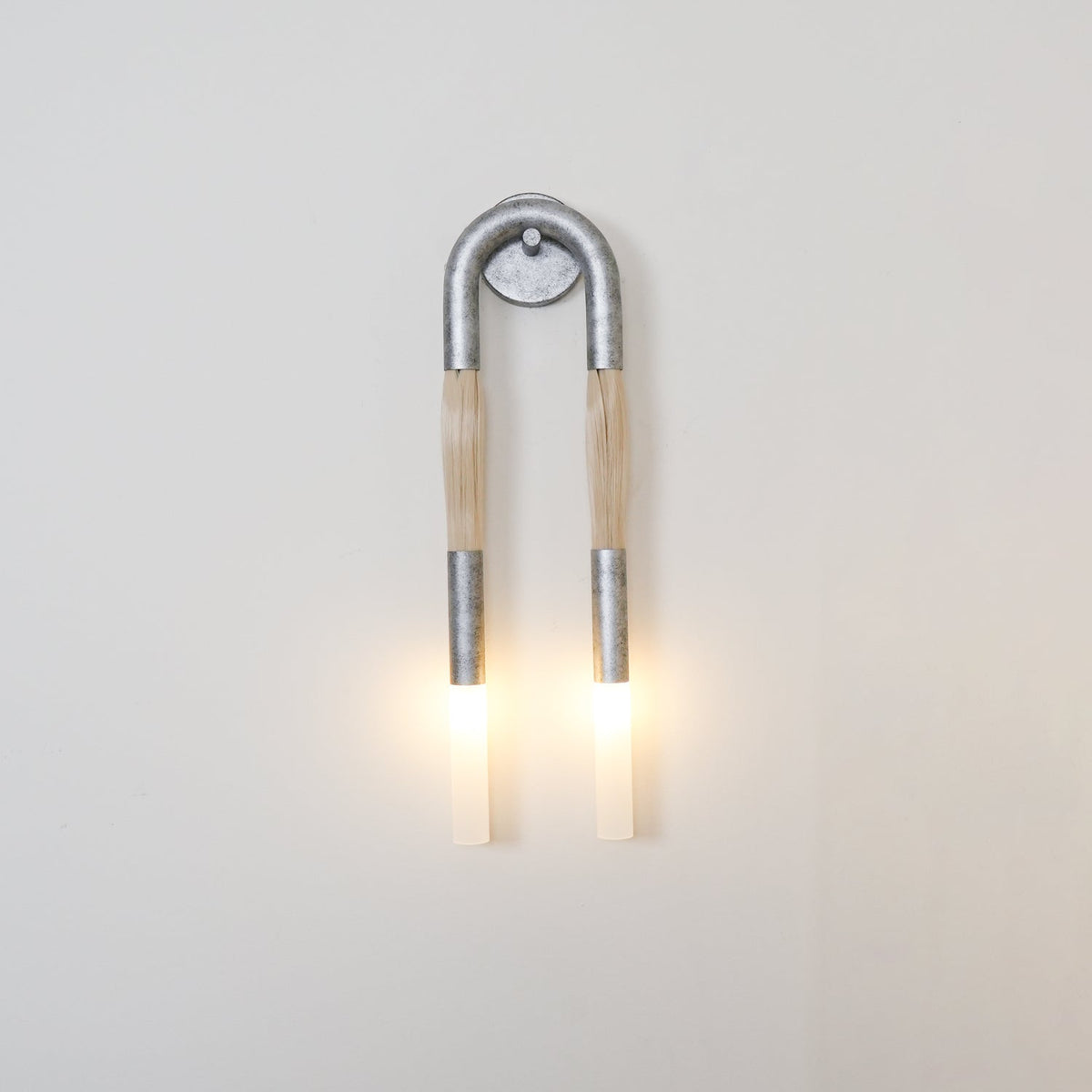 Aurelielle wandlamp met paardenhaar en messing afwerking