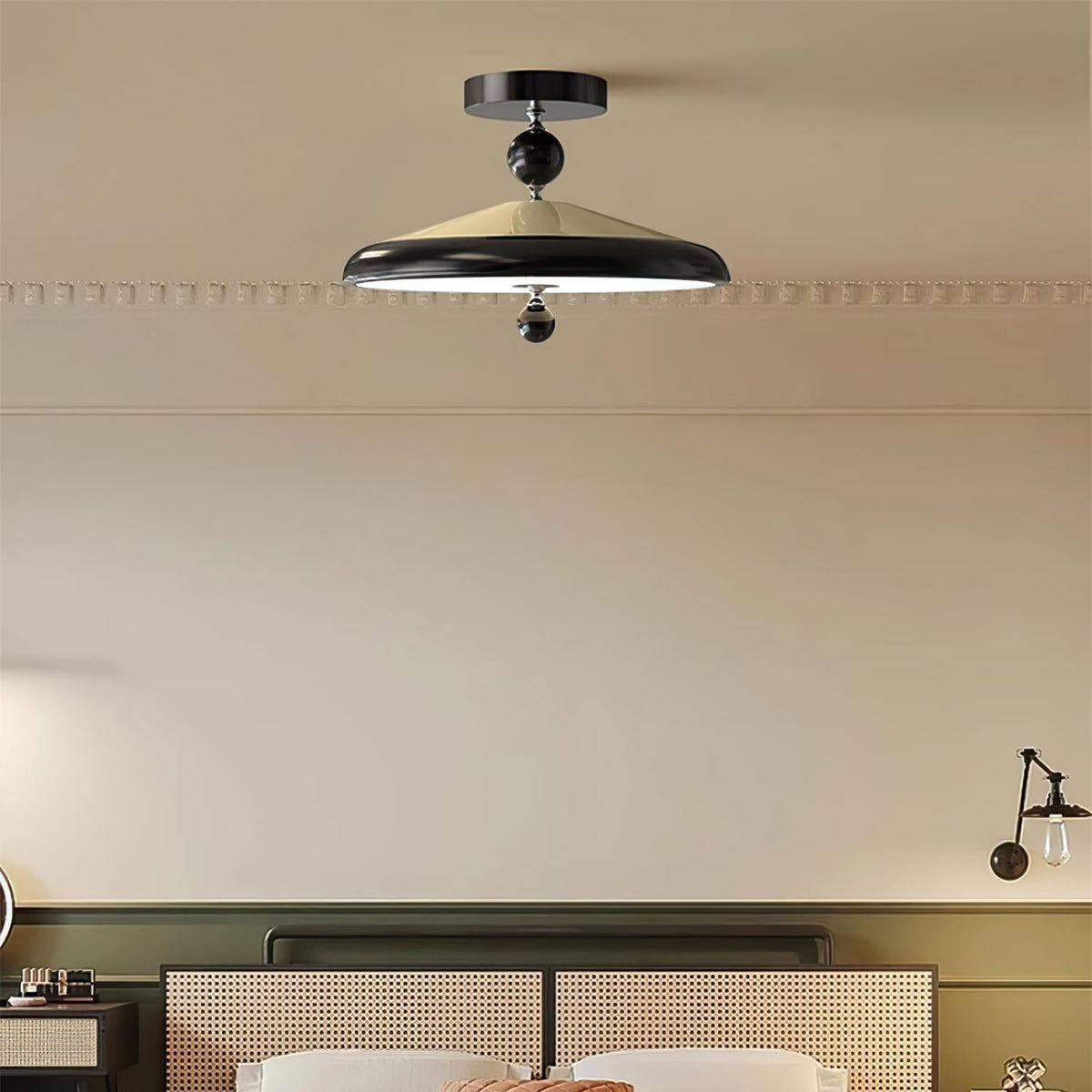 Sorvian plafondlamp met houten frame rond midcentury