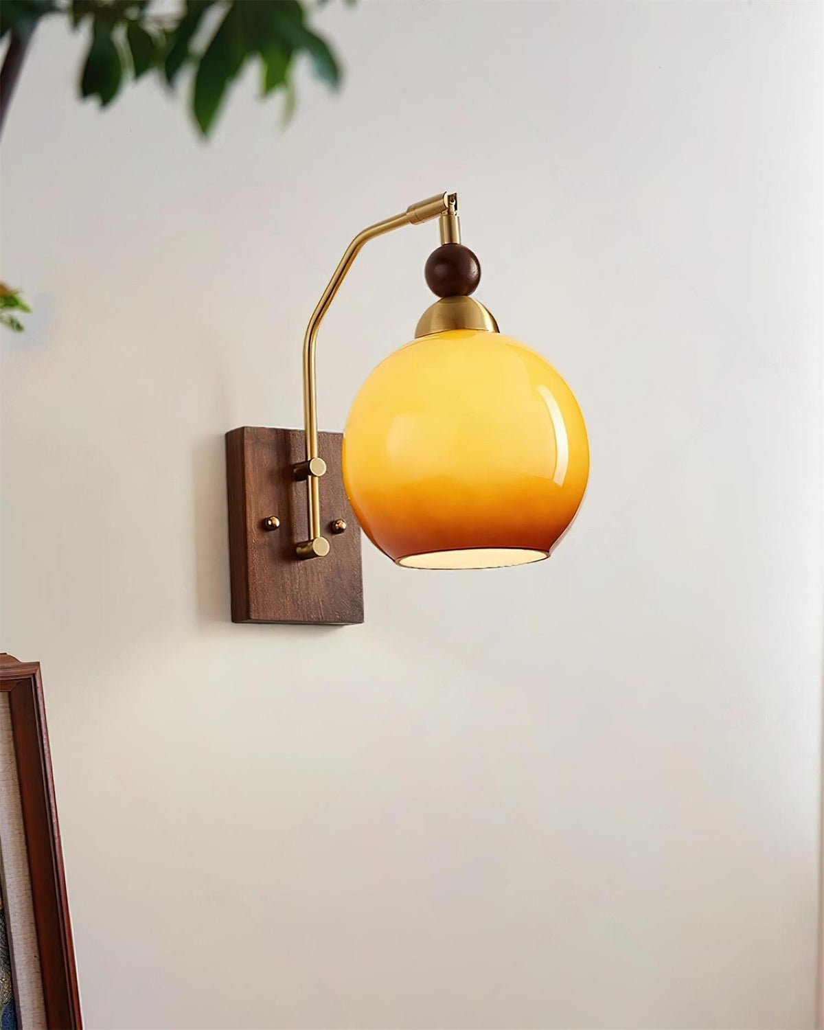 Rinuette wandlamp messing glas walnoot