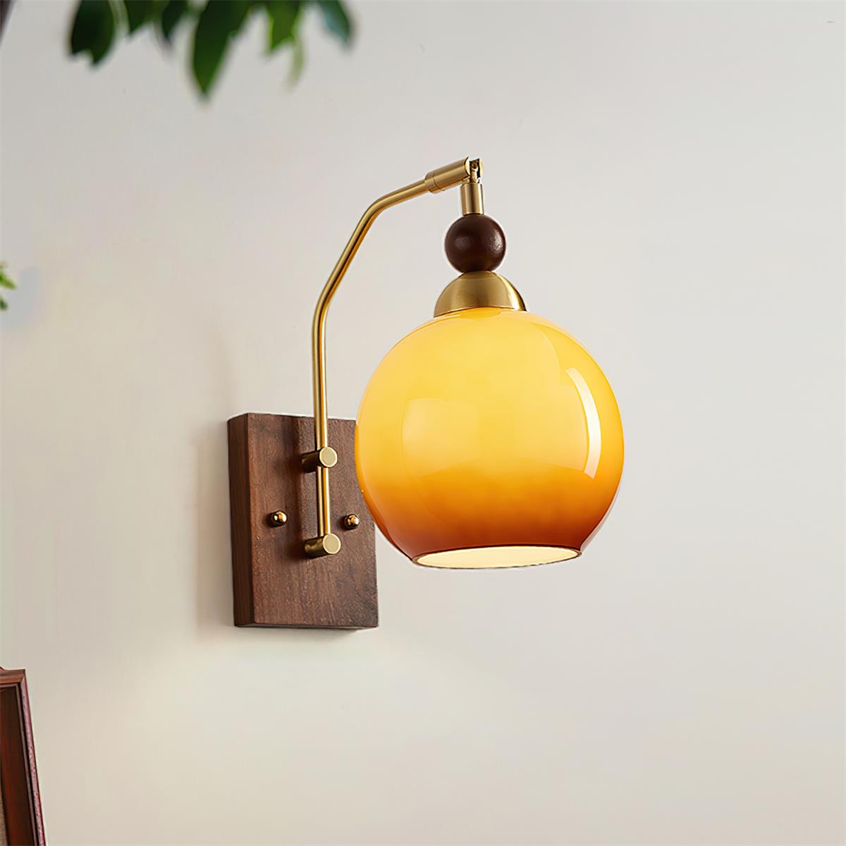 Rinuette wandlamp messing glas walnoot