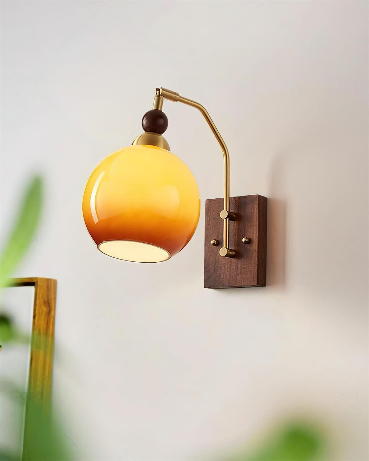Rinuette wandlamp messing glas walnoot