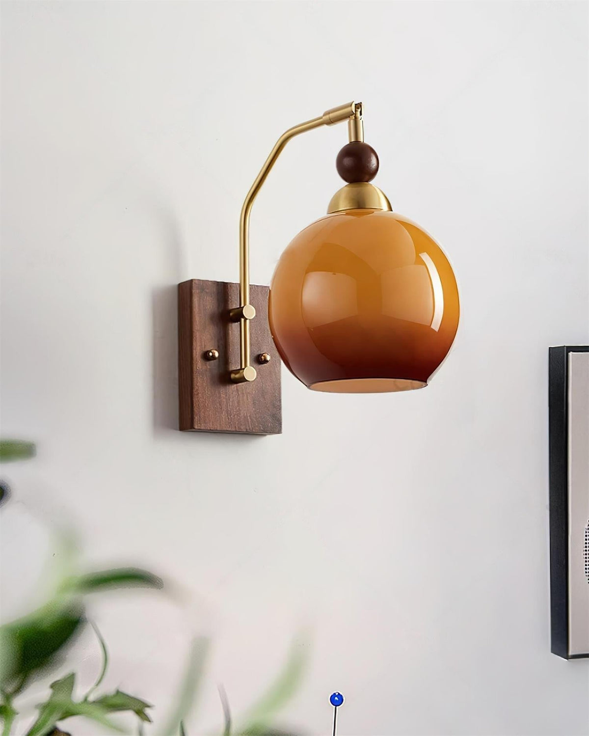 Rinuette wandlamp messing glas walnoot