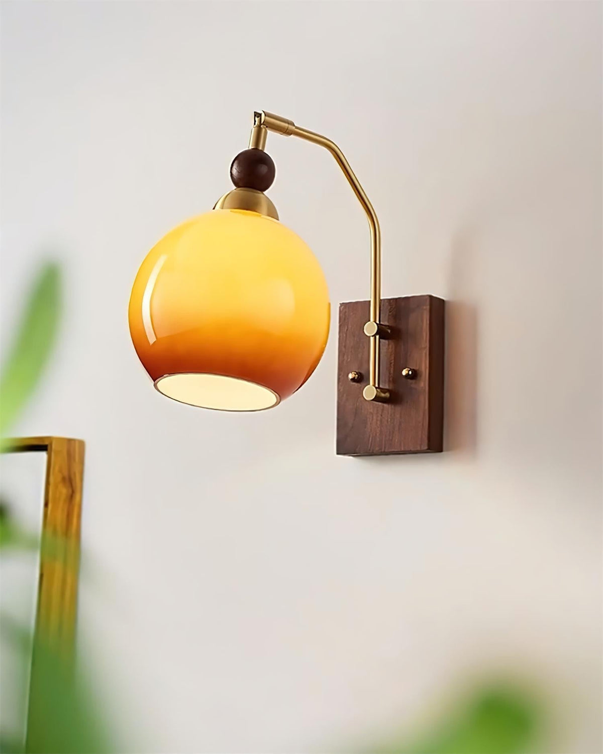 Rinuette wandlamp messing glas walnoot