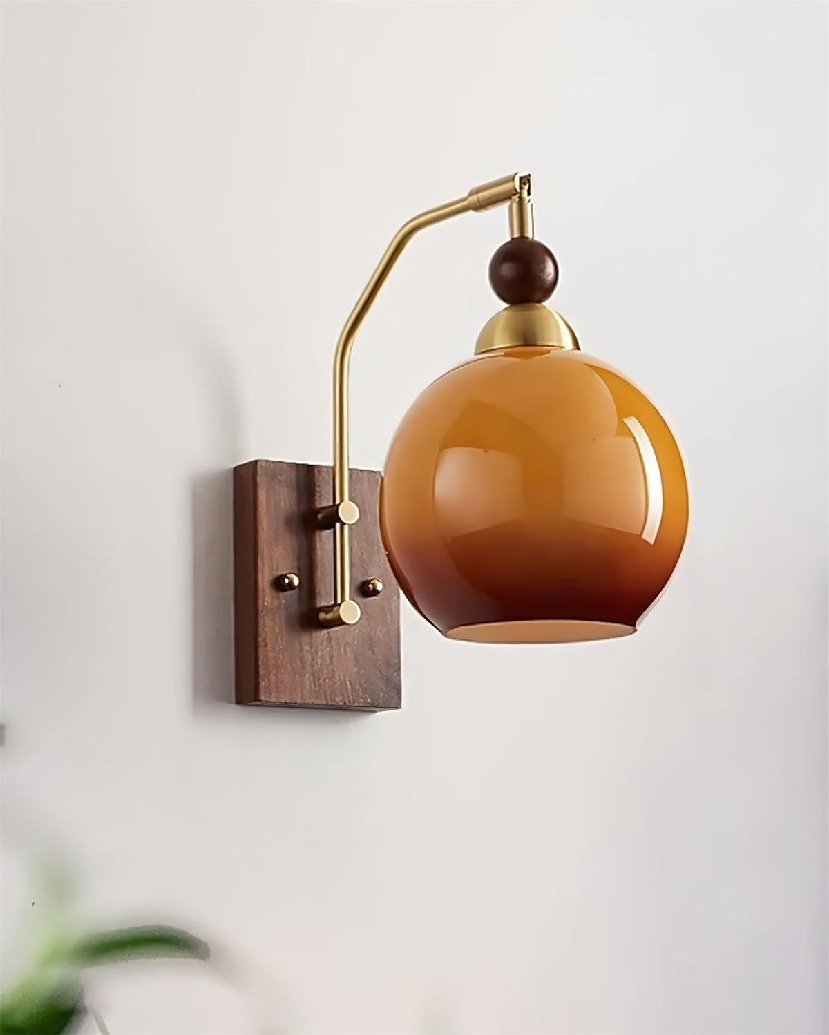 Rinuette wandlamp messing glas walnoot