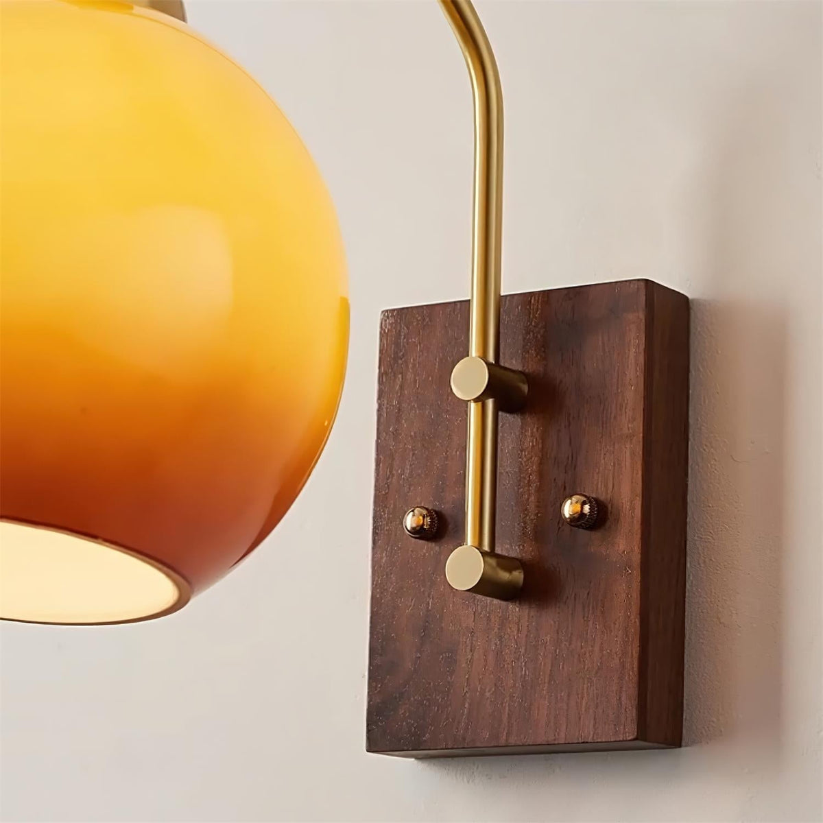 Rinuette wandlamp messing glas walnoot