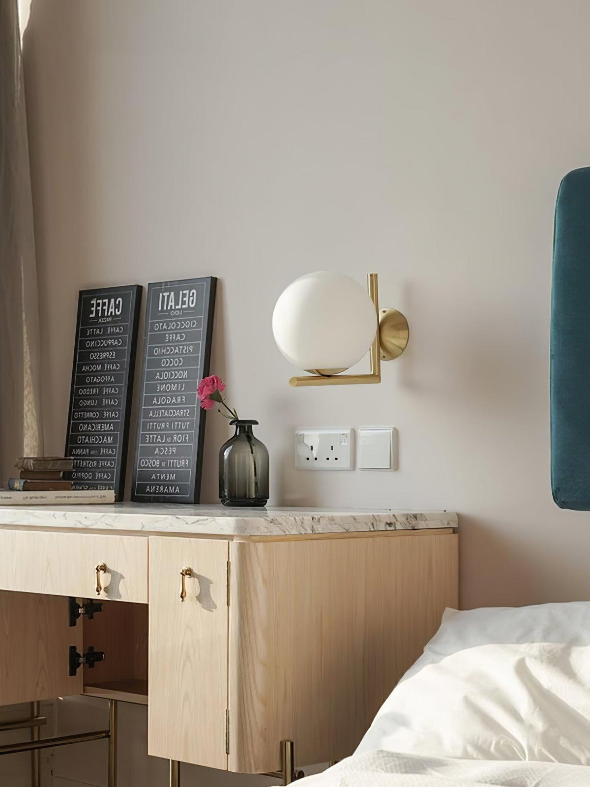 Joanna moderne minimalistische wandlamp van melkglas