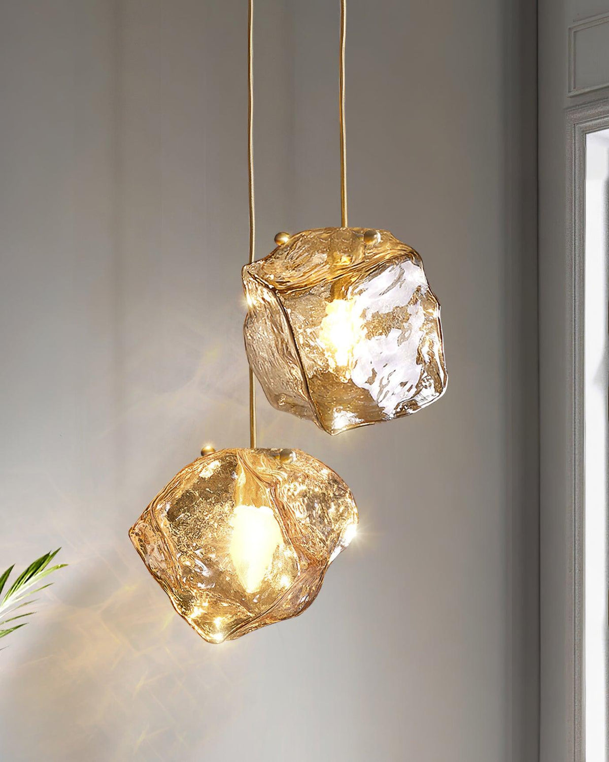 Kixu Luxe hanglamp van messing met amberkleurige kap