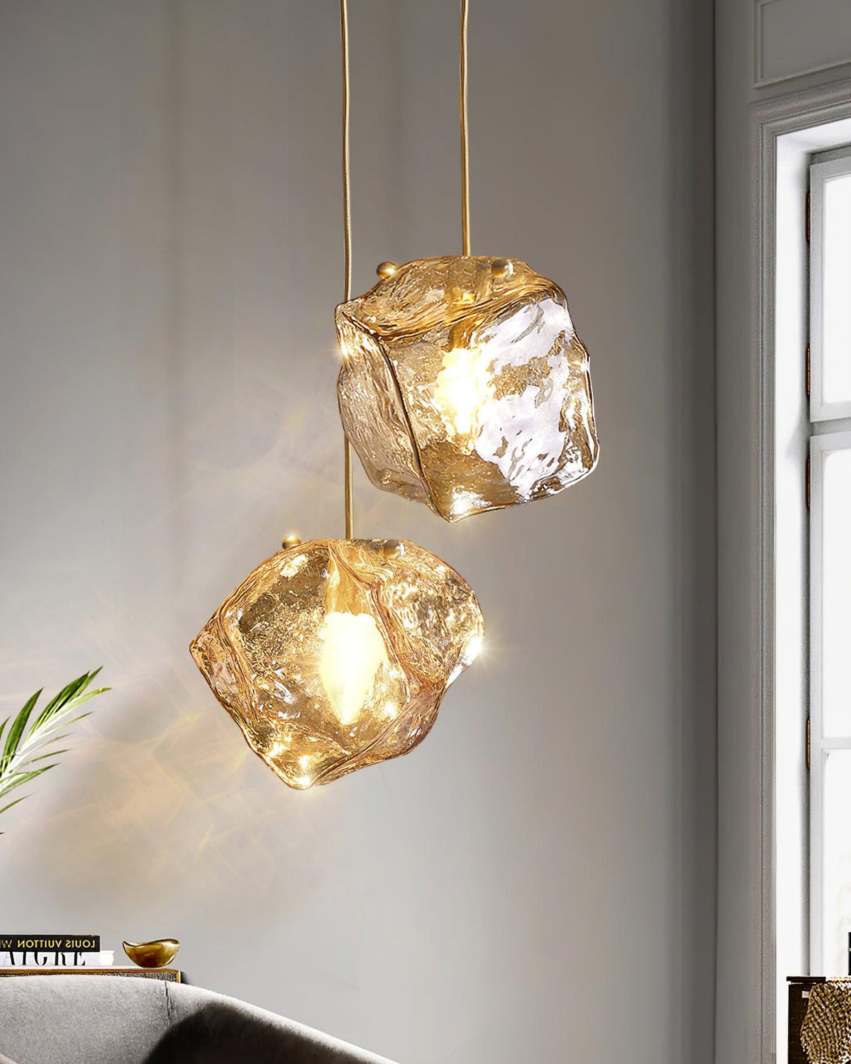 Kixu Luxe hanglamp van messing met amberkleurige kap