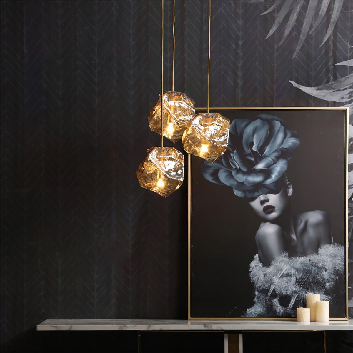 Kixu Luxe hanglamp van messing met amberkleurige kap