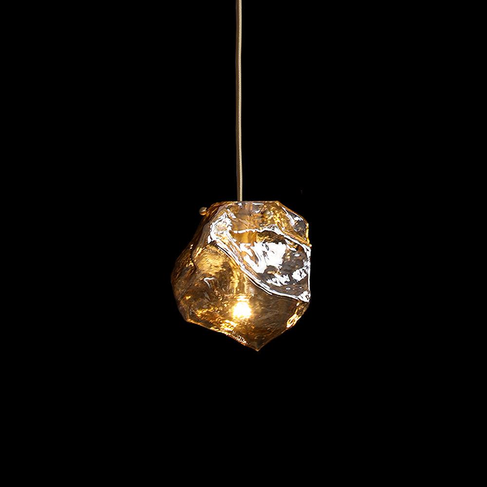 Kixu Luxe hanglamp van messing met amberkleurige kap