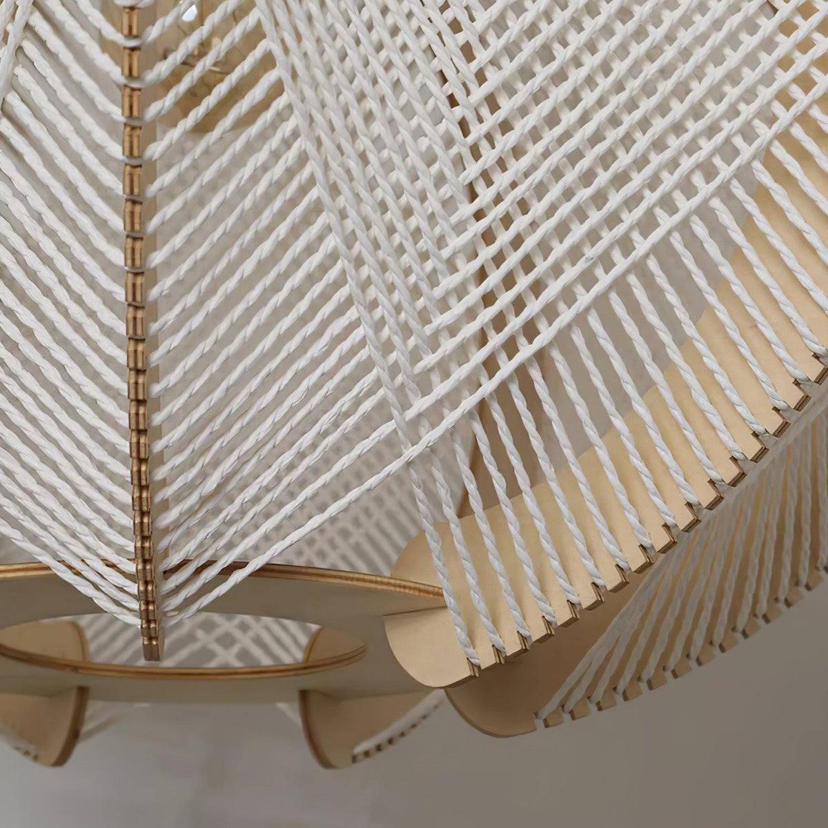 Vanto hanglamp met stoffen kap, houten frame en gedetailleerde draad