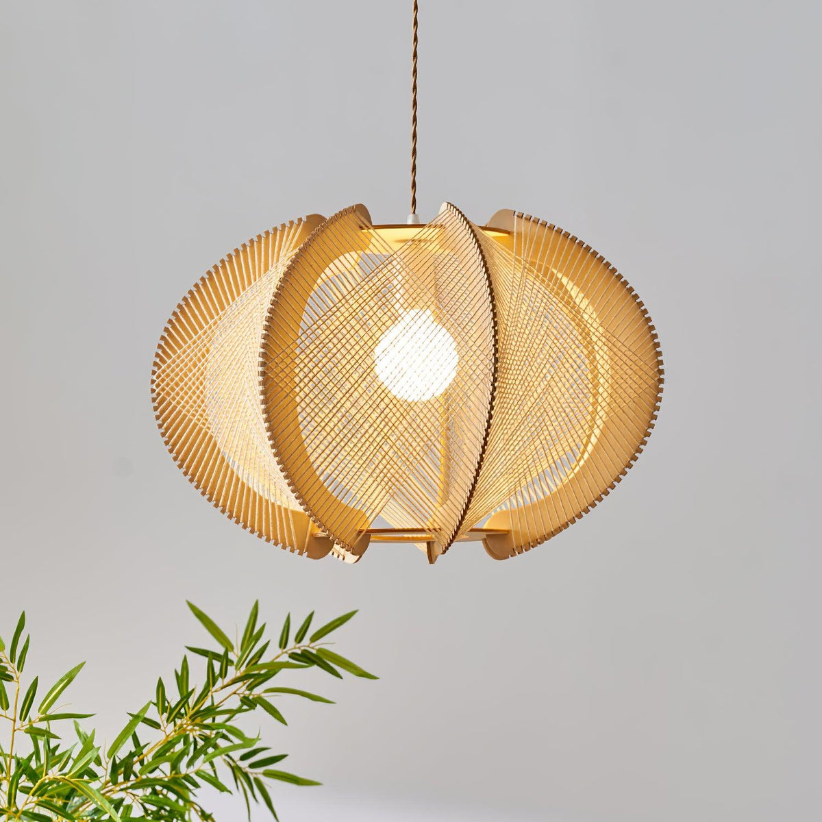 Vanto hanglamp met stoffen kap, houten frame en gedetailleerde draad