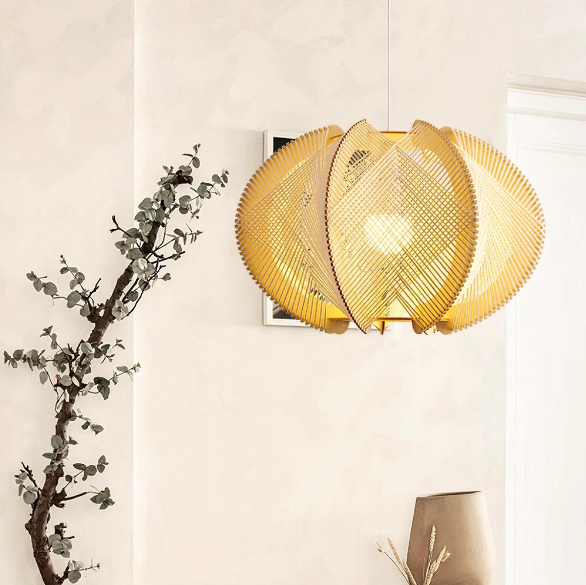 Vanto hanglamp met stoffen kap, houten frame en gedetailleerde draad