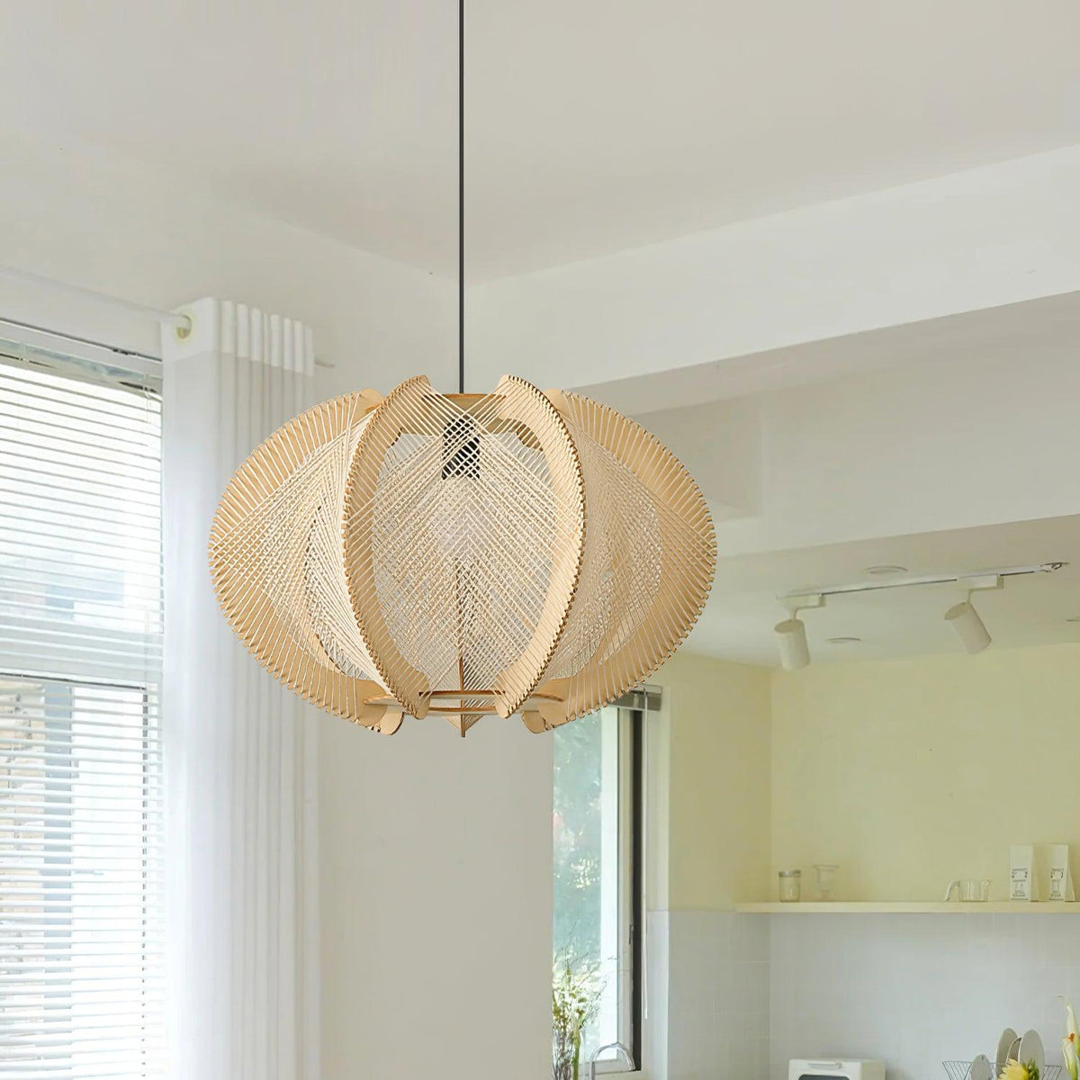 Vanto hanglamp met stoffen kap, houten frame en gedetailleerde draad