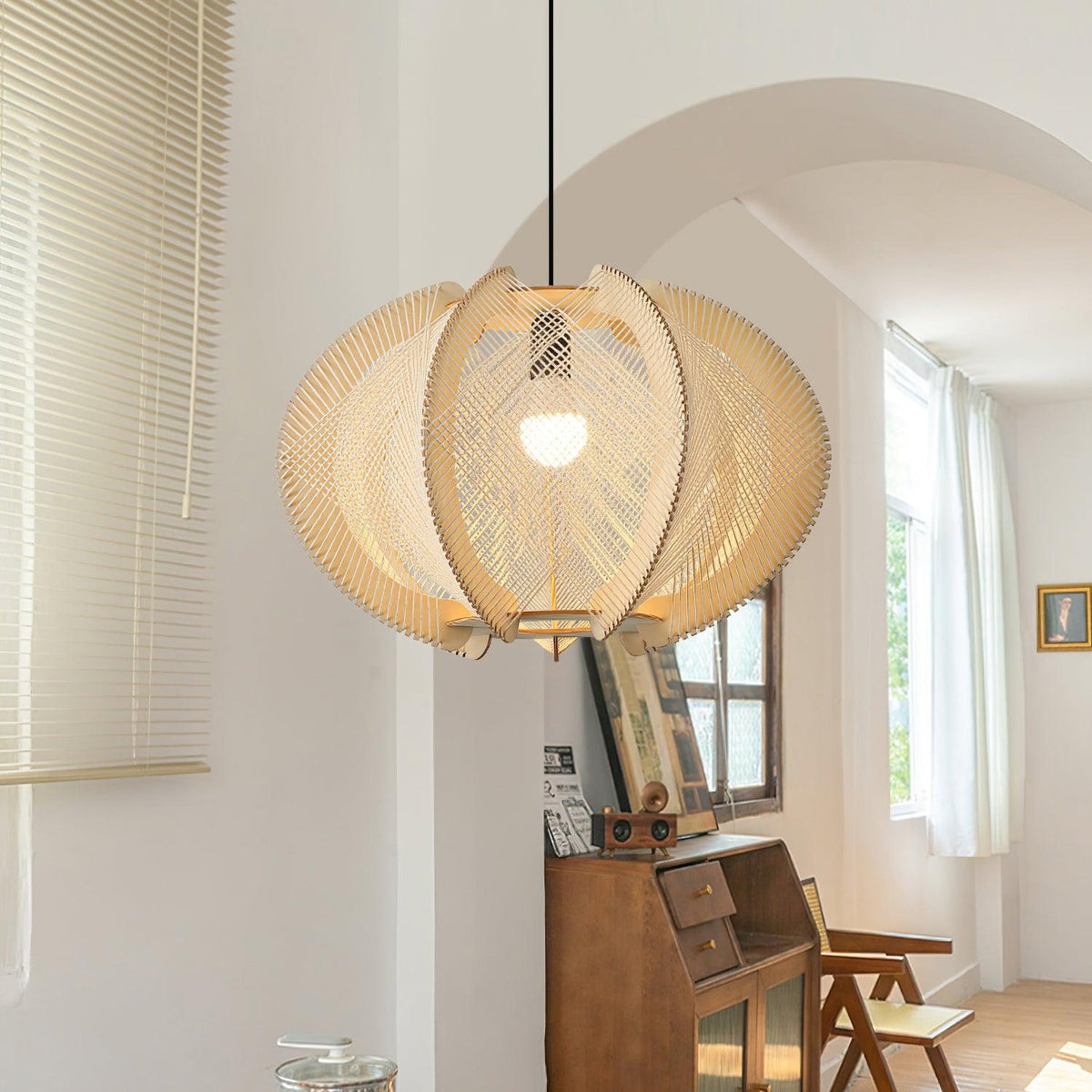 Vanto hanglamp met stoffen kap, houten frame en gedetailleerde draad