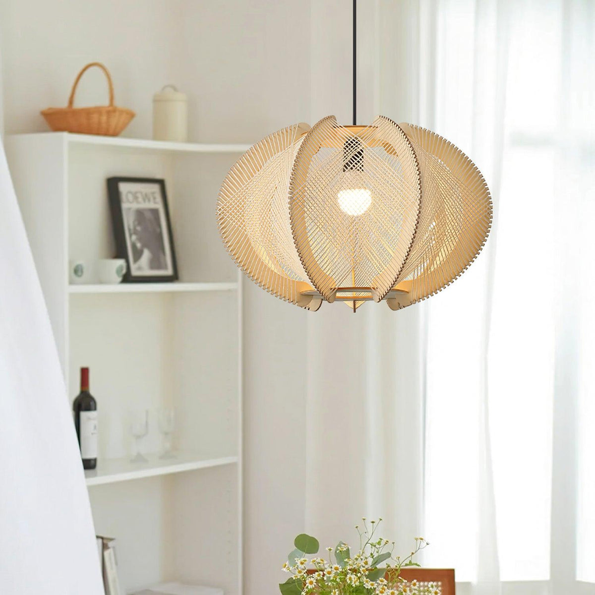Vanto hanglamp met stoffen kap, houten frame en gedetailleerde draad