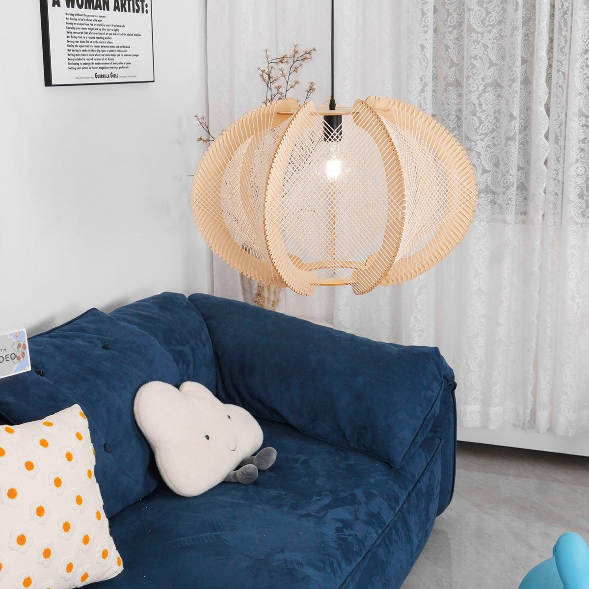 Vanto hanglamp met stoffen kap, houten frame en gedetailleerde draad