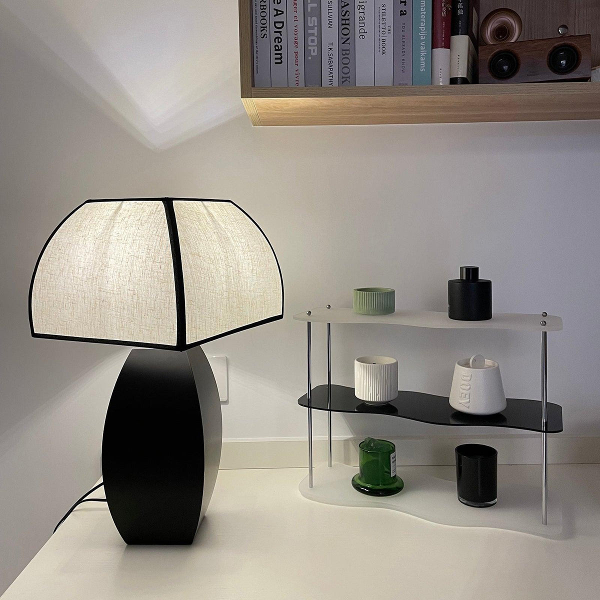 Alux Minimalistische tafellamp van textiel