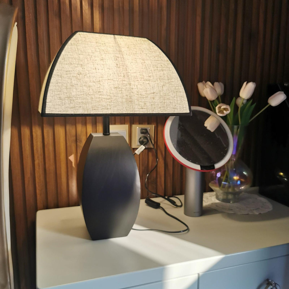 Alux Minimalistische tafellamp van textiel