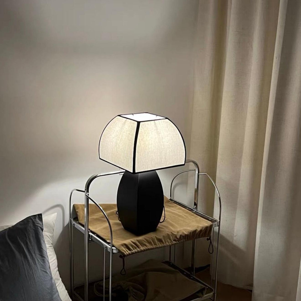 Alux Minimalistische tafellamp van textiel