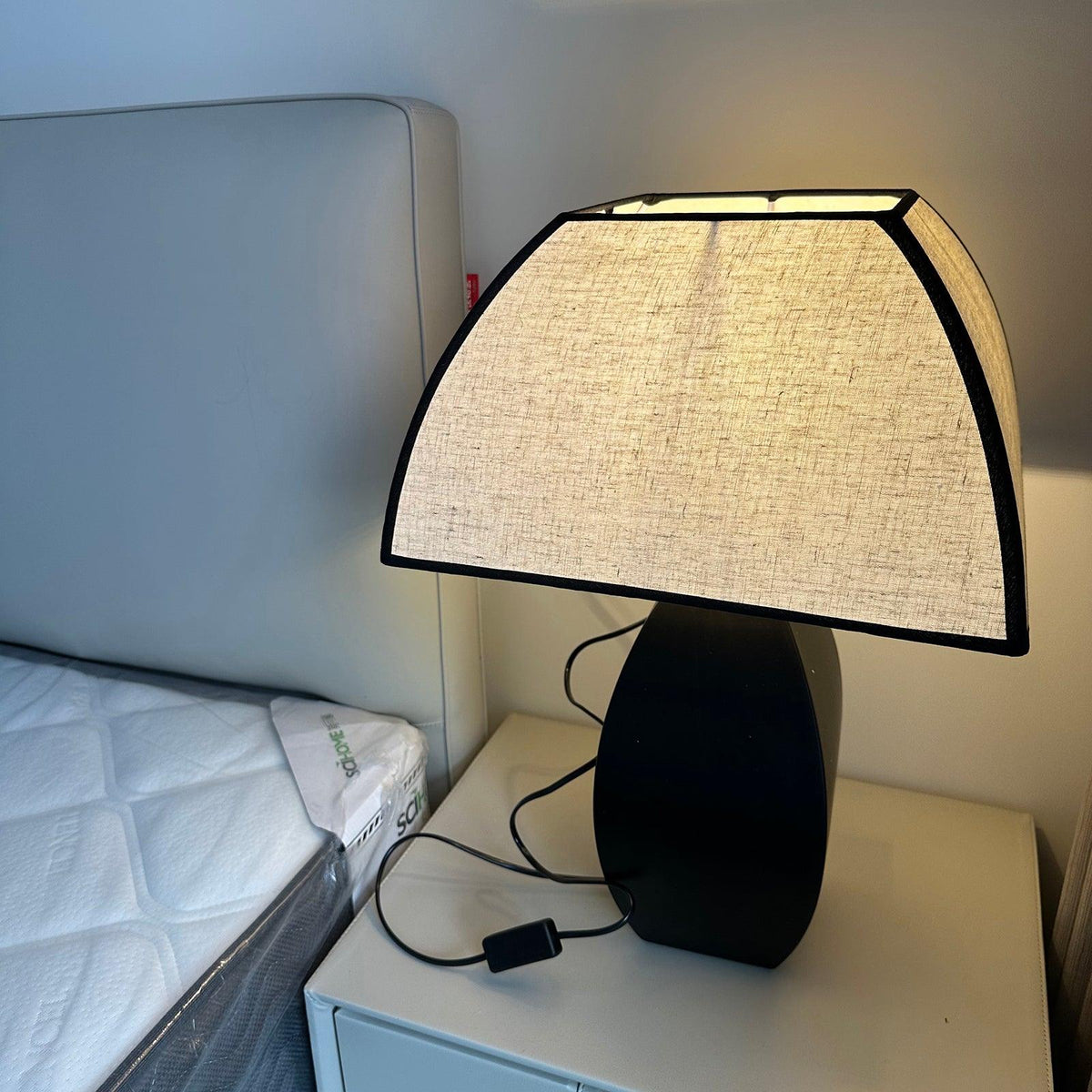 Alux Minimalistische tafellamp van textiel