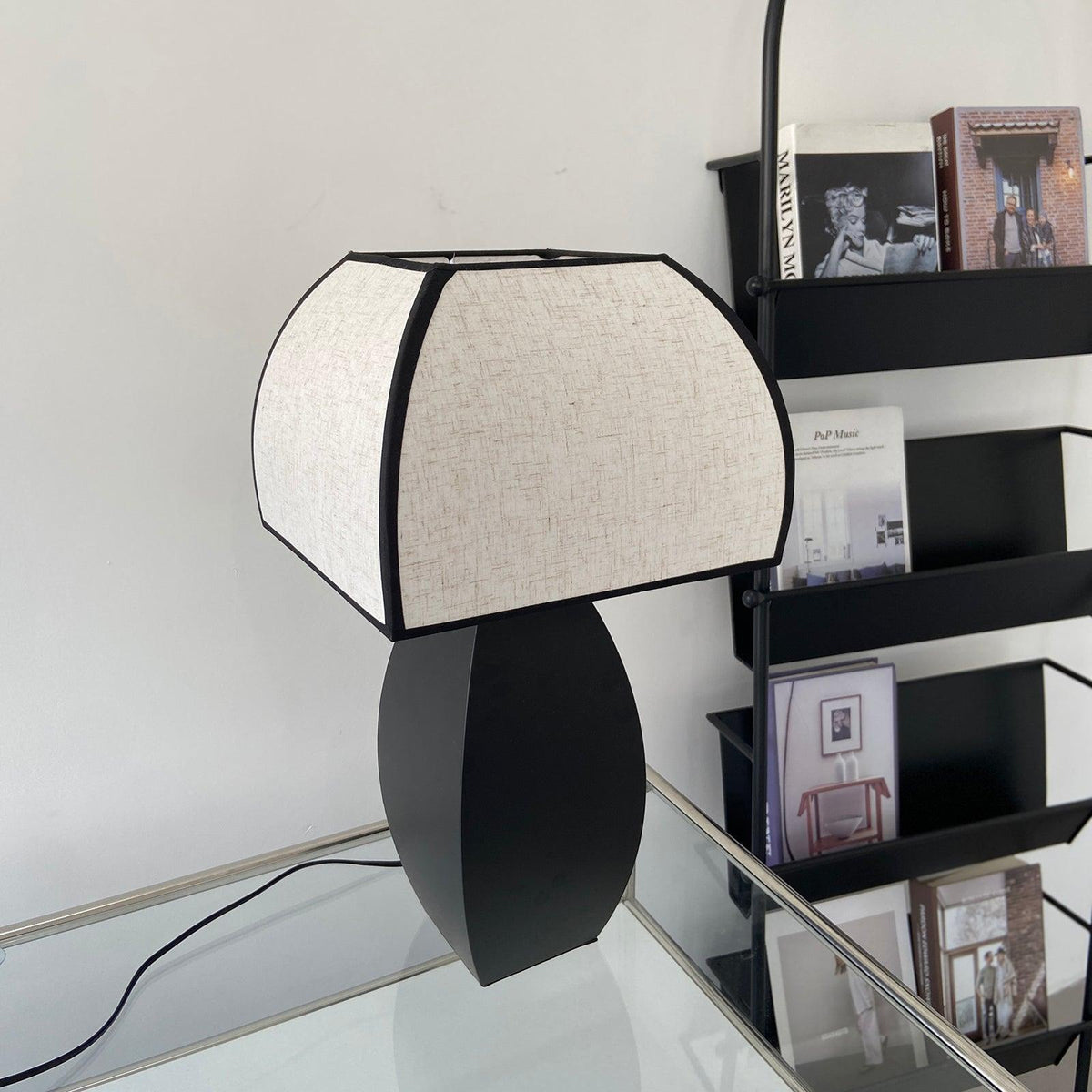 Alux Minimalistische tafellamp van textiel