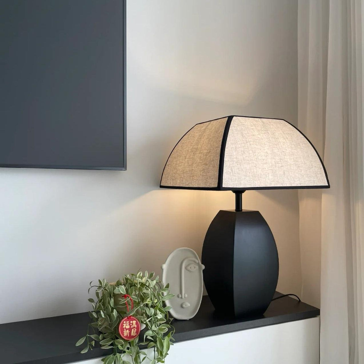 Alux Minimalistische tafellamp van textiel
