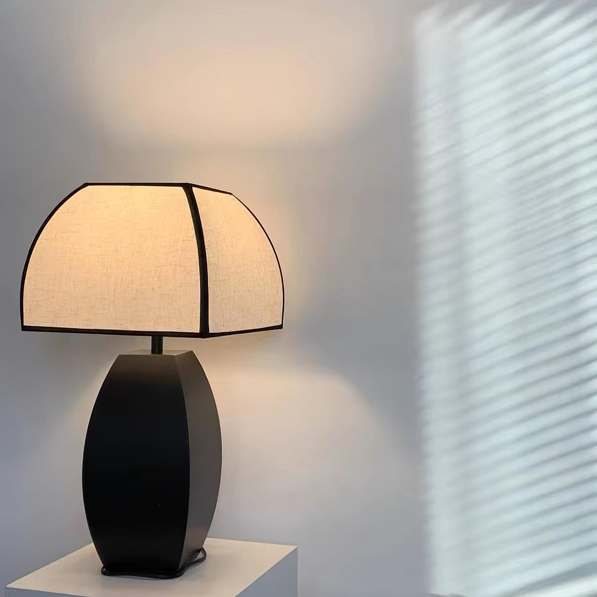 Alux Minimalistische tafellamp van textiel