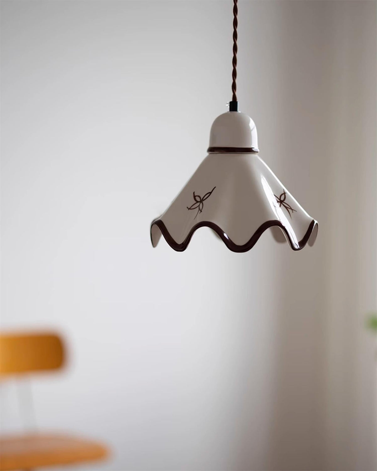 Hanglamp met keramische golfkap en bruin randje, retro landelijke stijl