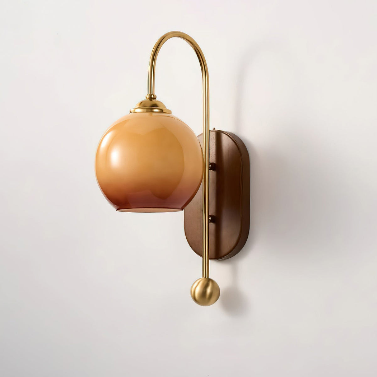 Wandlamp van metaal en glas met gladde bolvormige kap en houten achterplaat