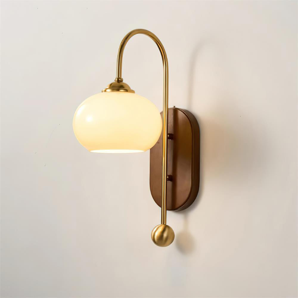 Wandlamp van metaal en glas met gladde bolvormige kap en houten achterplaat