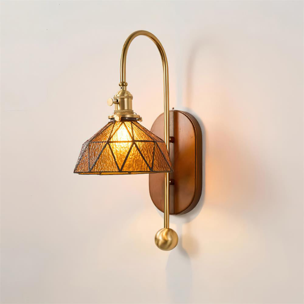 Wandlamp van metaal en glas met gladde bolvormige kap en houten achterplaat