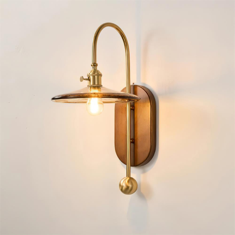Wandlamp van metaal en glas met gladde bolvormige kap en houten achterplaat